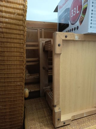 Sofá, puertas, silla playa y silla larga