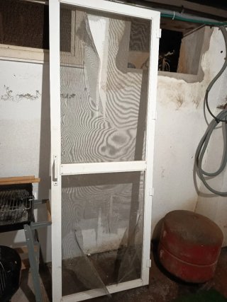 Sofá, puertas, silla playa y silla larga