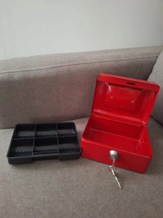 Caja de caudales metálica roja con llave