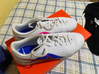 Zapatos de fútbol sala Nike grises y rosas