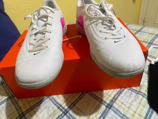 Zapatos de fútbol sala Nike grises y rosas