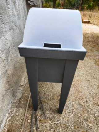 Pareja de jardineras de plástico