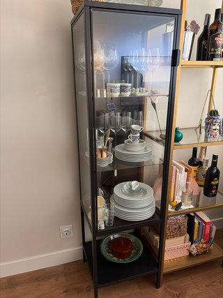 Vitrina IKEA metal y cristal negra RUDSTA