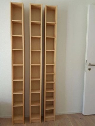 Estantería de madera estrecha