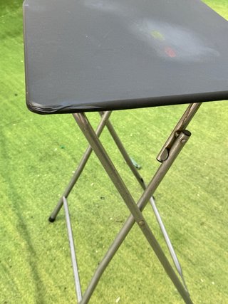 Mesa plegable negra pequeña