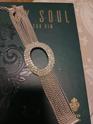 Pulsera plateada con pedrería