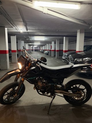 Moto Rieju Supermotard Negra