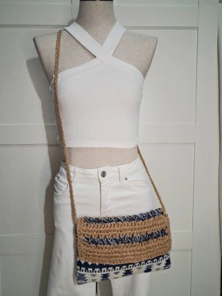 Bolso de mano tejido beige y azul