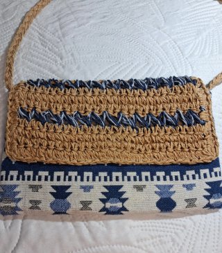 Bolso de mano tejido beige y azul