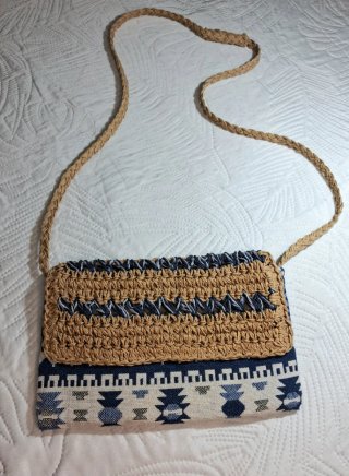 Bolso de mano tejido beige y azul
