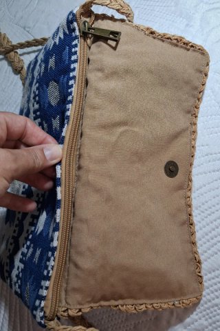 Bolso de mano tejido beige y azul