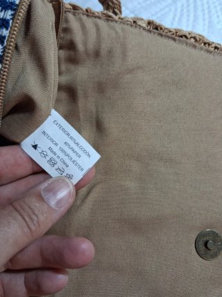 Bolso de mano tejido beige y azul
