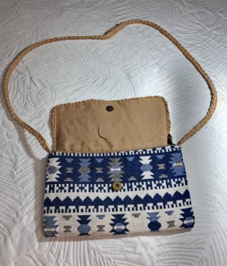 Bolso de mano tejido beige y azul