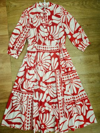 Vestido H&M estampado floral rojo y blanco