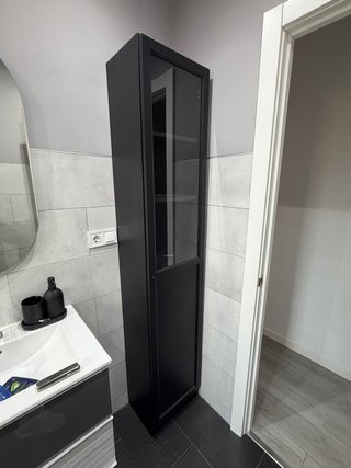 Librería Billy Ikea Negra con Puerta de Vidrio