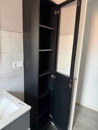 Librería Billy Ikea Negra con Puerta de Vidrio