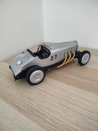 Coche a escala 1/18 Plata