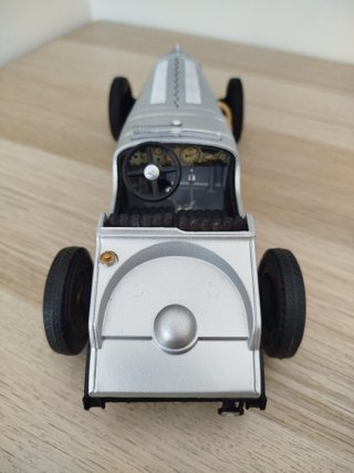 Coche a escala 1/18 Plata
