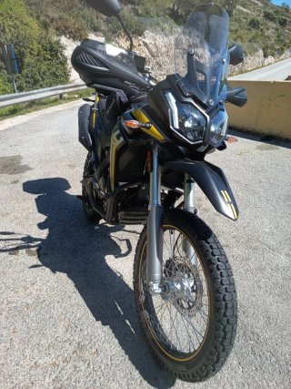 VOGE 300 RALLY Enduro Moto Negra y Amarilla