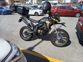 VOGE 300 RALLY Enduro Moto Negra y Amarilla
