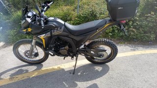 VOGE 300 RALLY Enduro Moto Negra y Amarilla