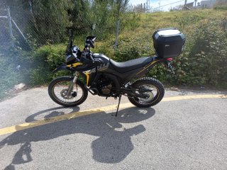 VOGE 300 RALLY Enduro Moto Negra y Amarilla