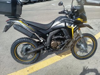VOGE 300 RALLY Enduro Moto Negra y Amarilla