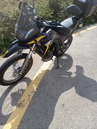 VOGE 300 RALLY Enduro Moto Negra y Amarilla