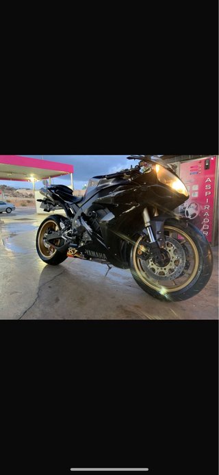 Yamaha R1 2005 Negra/Dorada