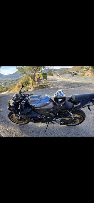 Yamaha R1 2005 Negra/Dorada