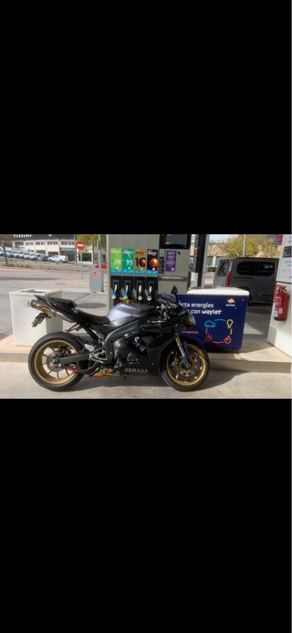 Yamaha R1 2005 Negra/Dorada
