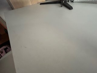 Mesa de escritorio blanca de madera
