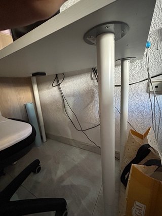 Mesa de escritorio blanca de madera