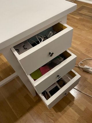 Scrivania in legno massello con 3 cassetti