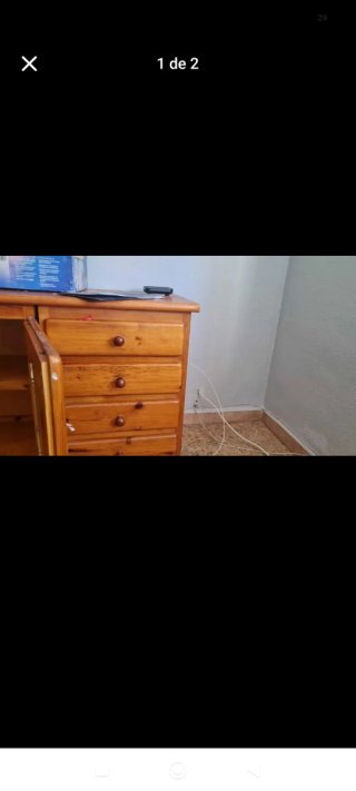 Zapatero de madera marrón