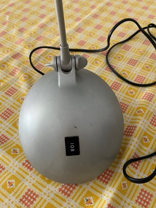 Lámpara de mesa gris metálica