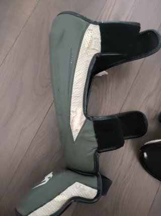 Espinilleras Muay Thai Venum Elite Evo Khaki/Plate