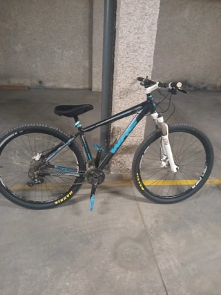Bicicleta de Montaña Negra y Azul