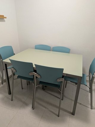 Mesa de cristal con 6 sillas