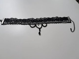 Gargantilla de encaje negro con colgante