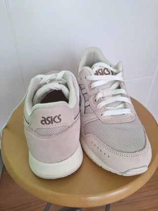 Zapatillas Asics casual como nuevas