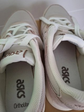 Zapatillas Asics casual como nuevas