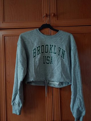 Sudadera crop top gris Brooklyn USA