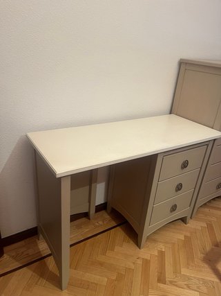 Mesa y cómoda juvenil color beige