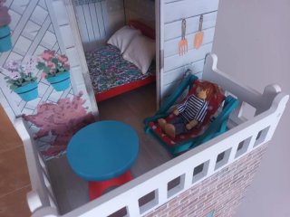 Casa de muñecas grande con muñecos