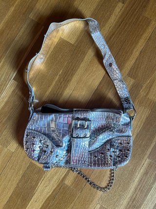 Bolso plateado con tachuelas y cadena
