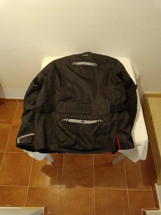 Chaqueta de moto cordura Spyke y casco MT