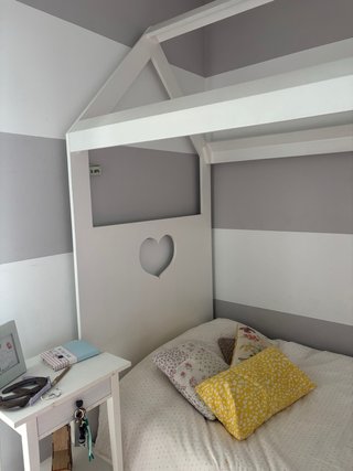 Cama con dosel blanca con corazón