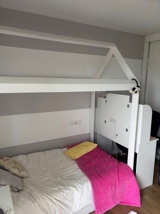 Cama con dosel blanca con corazón