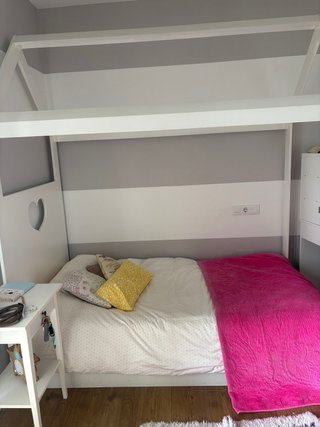 Cama con dosel blanca con corazón